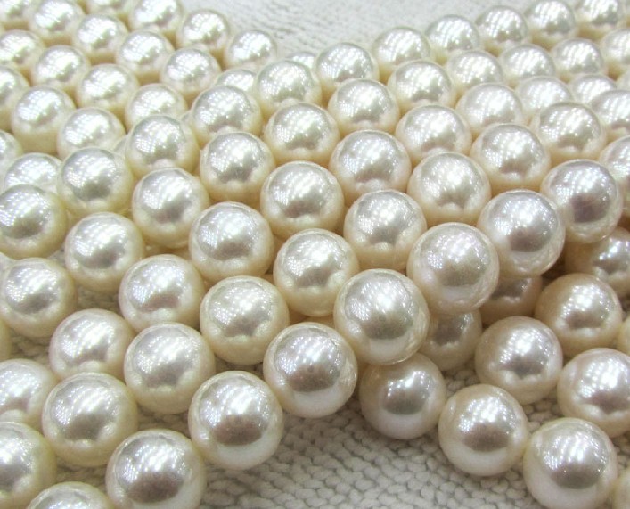 Nearly round pearl necklace