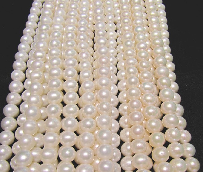 Near round pearl necklace