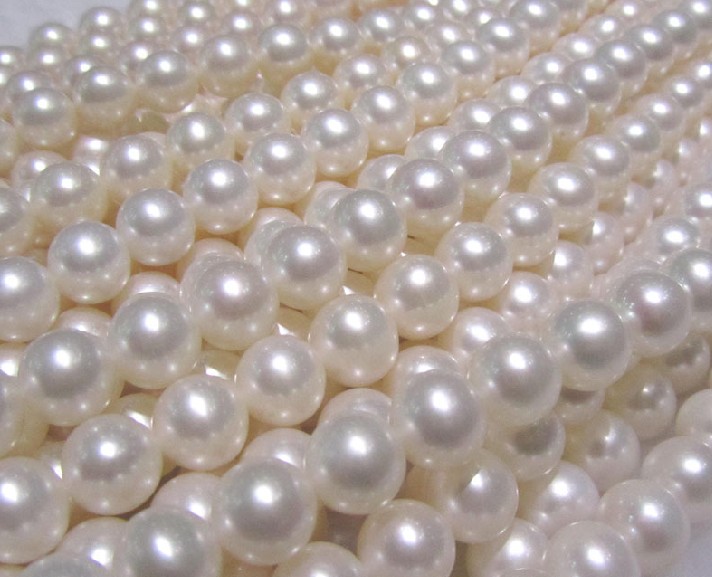 Near round pearl necklace