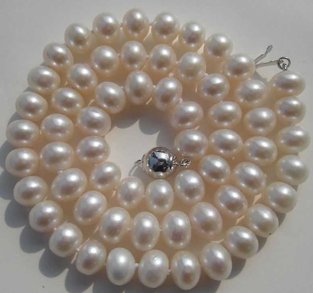 All around the light pearl necklace