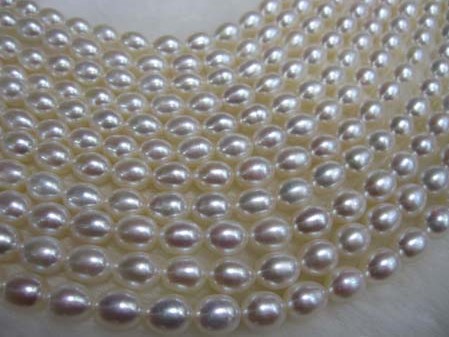 M form pearl necklace