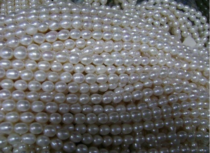 M form pearl necklace
