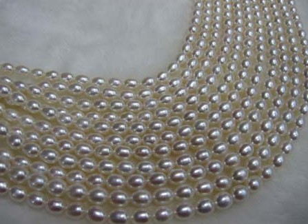 M form pearl necklace