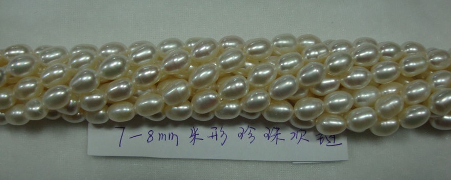 M form pearl necklace